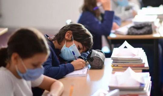 Rritja e numrit te infektimeve: Greqia shtyn rihapjen e shkollave